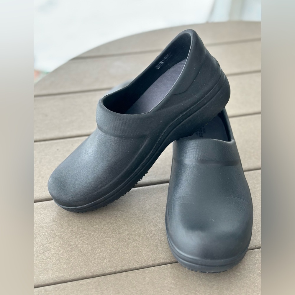 CROCS work shoes 11